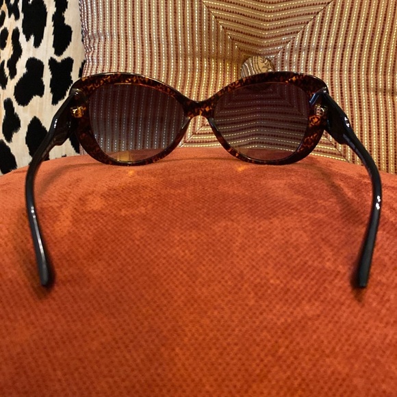 Michael Kors black lens/tortoise frame sunglasses. - Picture 4 of 7